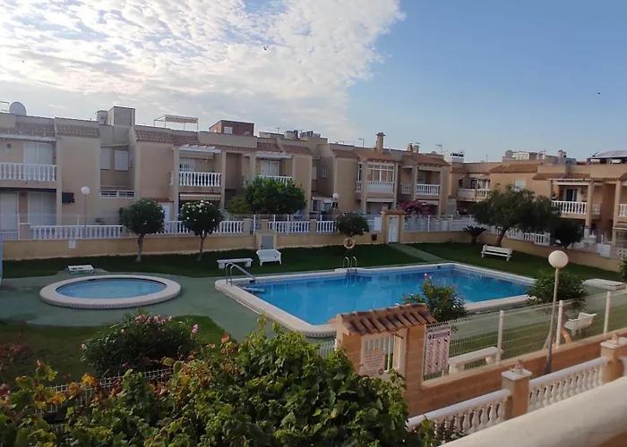 Con Piscina Y Terraza